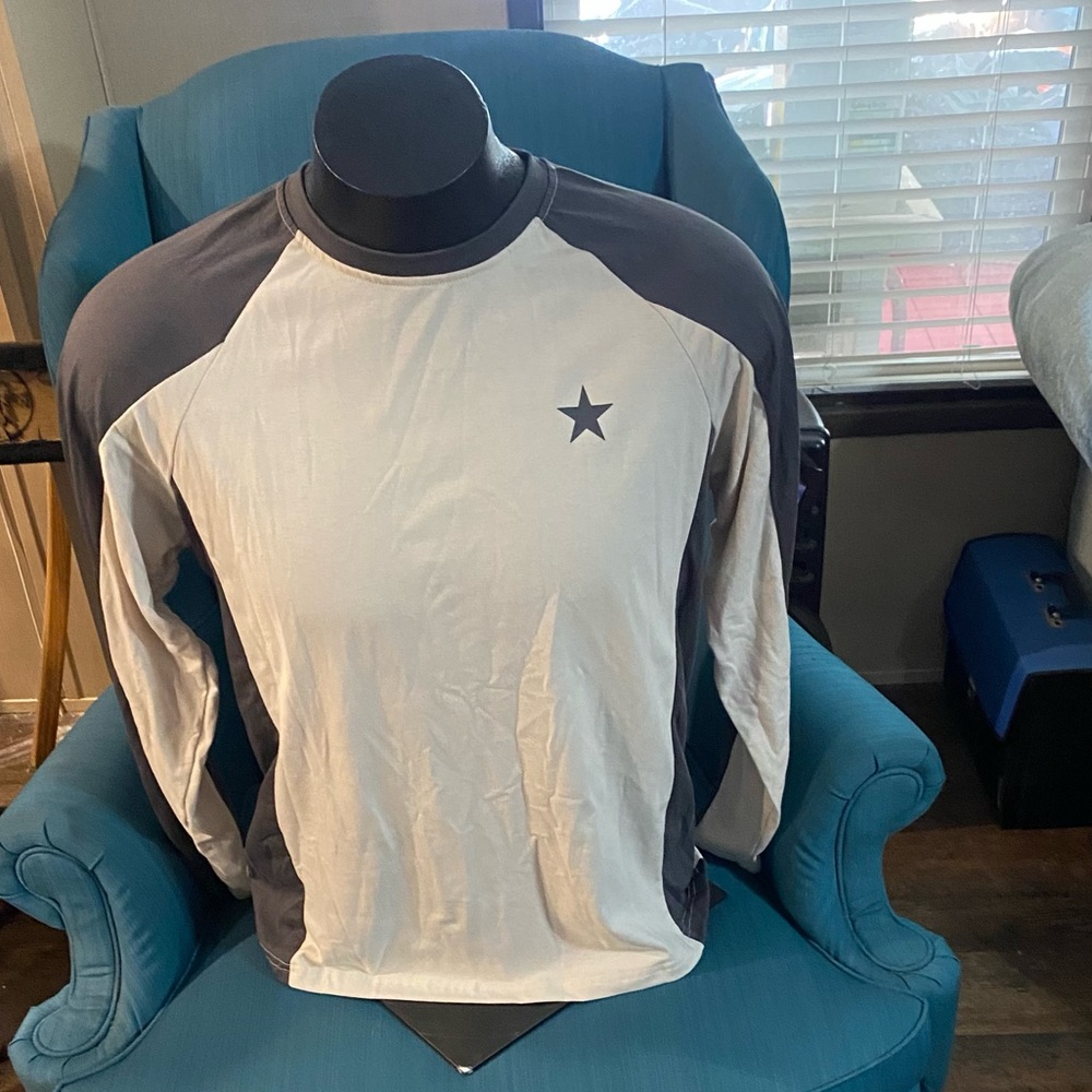 Ladies‎ Dazy Gray and White Star Logo blouse Size Medium NWT
